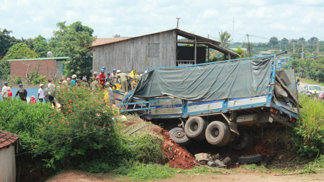 Xe ô tô lật nghiêng trên cồn đất