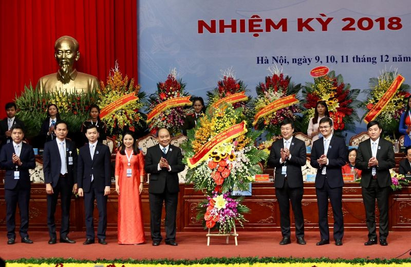 Đồng chí Nguyễn Xuân Phúc, Ủy viên Bộ Chính trị, Thủ tướng Chính phủ Nước cộng hòa xã hội chủ nghĩa Việt Nam tặng hoa Đại hội. Ảnh: Như Ý