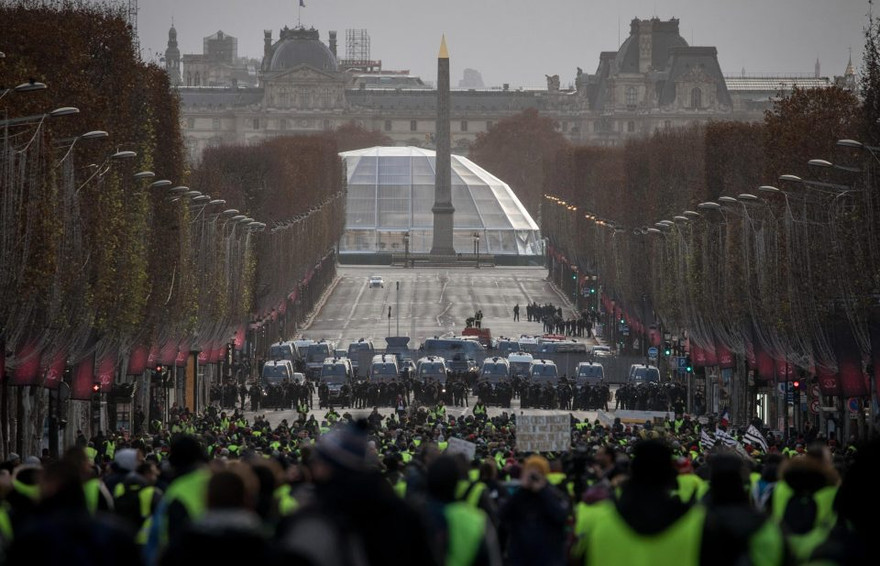 Người biểu tình “áo vàng” đối mặt cảnh sát tại Paris cuối tuần qua. Ảnh: Getty Images