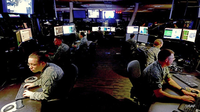 Đơn vị tình báo, giám sát và trinh sát làm việc trong Trung tâm chiến dịch không quân hỗn hợp tại căn cứ không quân Mỹ AI Udeid ở Qatar. Dự án Maven đã bước phân tích dữ liệu Trung Đông, châu Phi thu được từ máy bay không người lái. Ảnh: USAF.