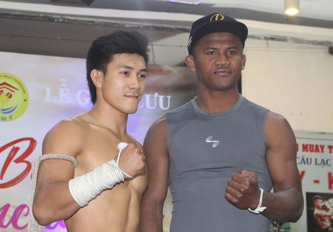"Thánh Muay" Buakaw và võ sĩ Nguyễn Trần Duy Nhất của Việt Nam.