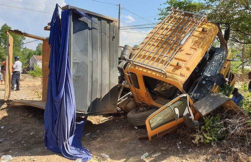 Xe tải bị biến dạng. Ảnh: Đắc Thành.