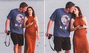 'Bond Girl' Ana de Armas 'thả rông' vòng 1, dạo biển lãng mạn bên Ben Affleck