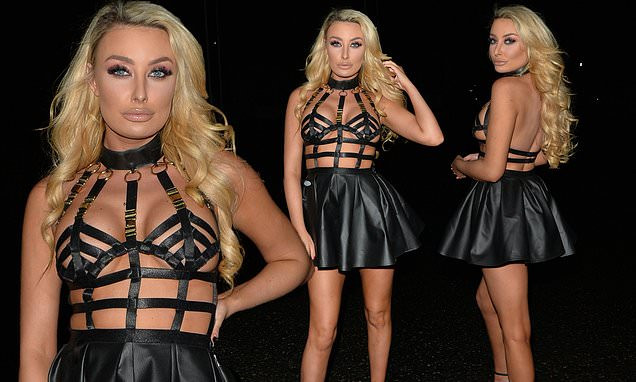 Chiếc váy hở bạo của Chloe Crowhurst khiến người nhìn "nhức mắt".