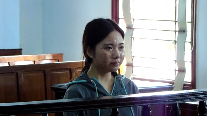 Bị cáo Ngân khóc nức nở tại tòa