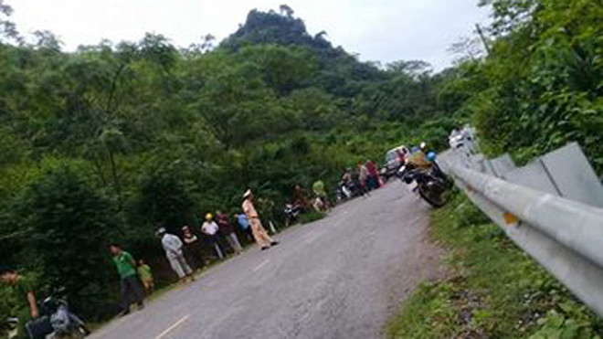 Lực lượng chức năng huyện Chi Lăng phân luồng giao thông, xử lý sự việc *ảnh: TN