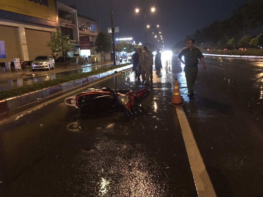 Mưa mù trời làm người đi đường tông vào dải phân cách tử vong 