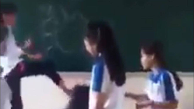 Vụ nữ sinh bị đánh dã man, lột áo trong lớp: Chuyên gia tâm lý nói gì?