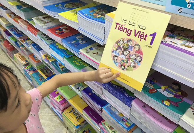 Nhà trường lựa chọn sách giáo khoa lớp 1. Ảnh minh họa