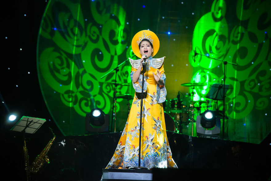 Anh Thơ mặc áo dài lên đến cả tỷ đồng trong liveshow cá nhân đầu tiên.