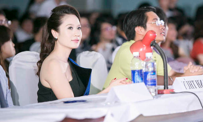 Thanh Thúy mặc váy lệch vai, xẻ đùi làm giám khảo