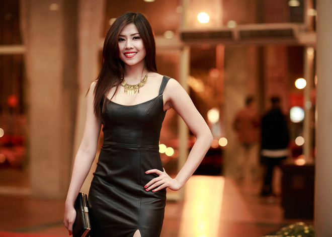 Nguyễn Thị Loan mặc váy da bó sát gợi cảm