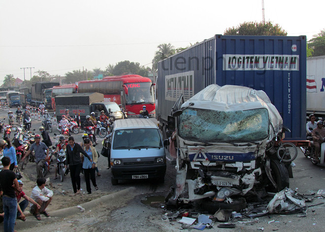 Xe khách tông xe đầu kéo, 7 người bị thương