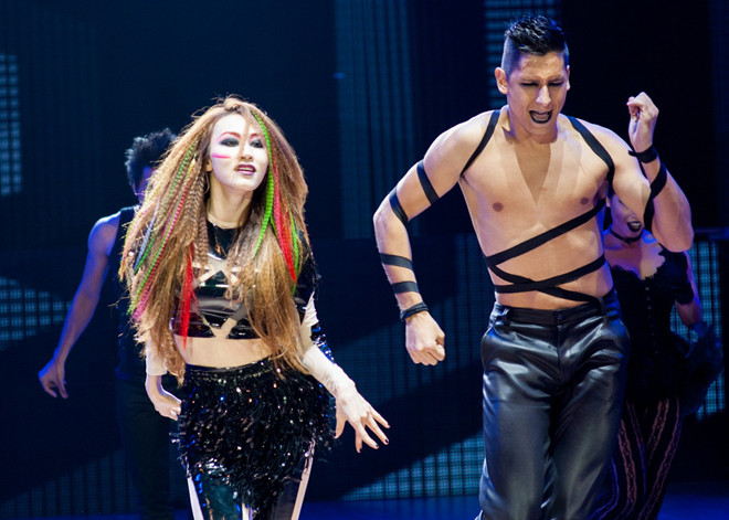 Ngân Khánh hoang dại, sexy bên bạn nhảy 'hotboy'