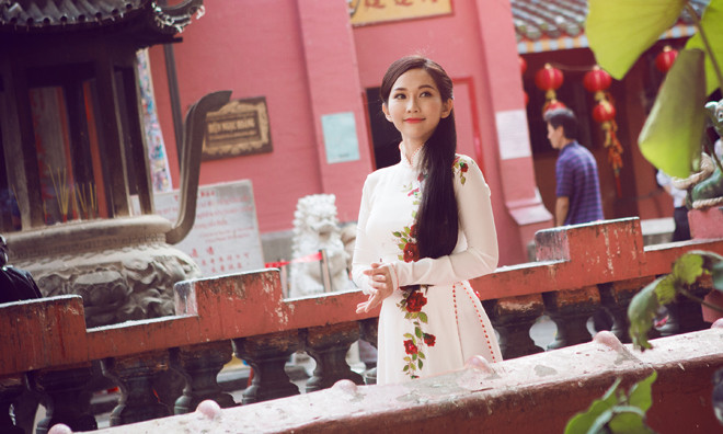 'Gái một con' Kim Hiền đẹp ngây ngất với áo dài