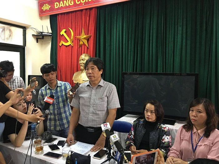 Ông Tạ Ngọc Thắng thông tin về vụ việc tại trường Tiểu học Quang Trung sáng 6/12.