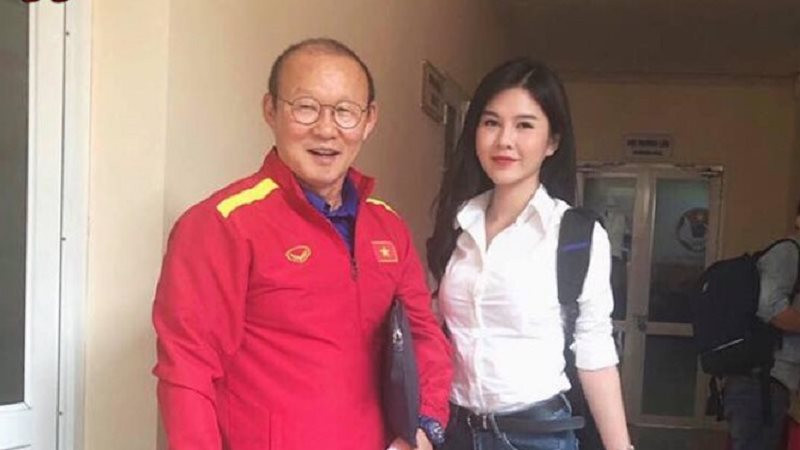 Thu Hoài đang là gương mặt được chú ý sau khi xuất hiện trên hàng loạt báo Hàn những ngày qua với hàng title như: "Cô gái theo sát HLV Park Hang Seo là ai?"