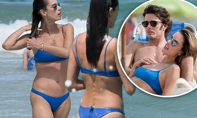 Siêu mẫu Alessandra Ambrosio tình tứ bạn trai mới không rời ở biển