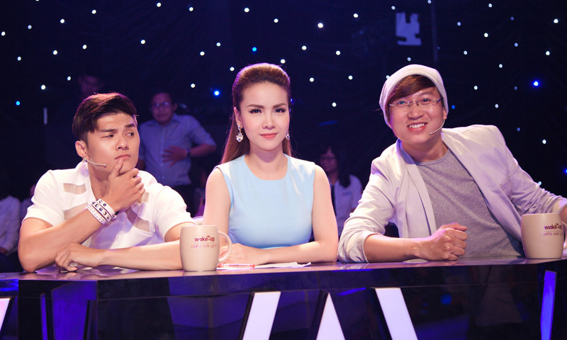 Yến Trang cùng vũ công Lâm Vinh Hải và ca, nhạc sĩ Sỹ Luân trên ghế nóng chương trình 'Sao là Sao'.