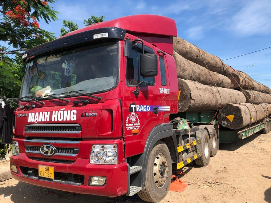 Xe đầu kéo có dấu hiệu quá khổ, quá tải.