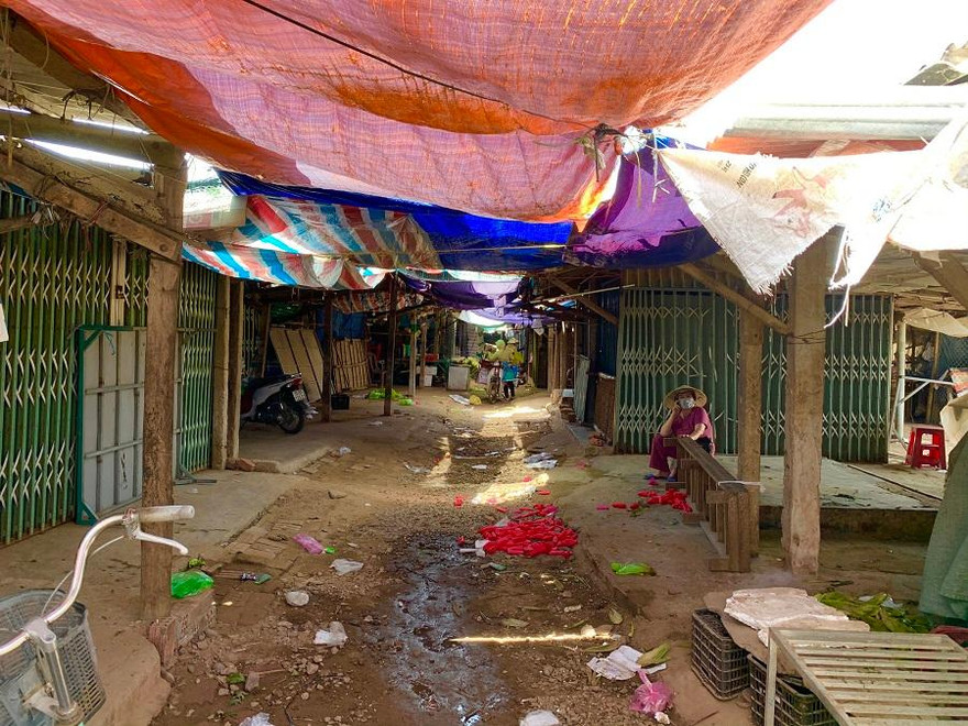 Các hàng quán ở chợ An Vĩnh, xã Tịnh Kỳ, TP. Quảng Ngãi chủ động đóng cửa sau khi có ca nhiễm COVID-19. Ảnh: Nguyễn Ngọc