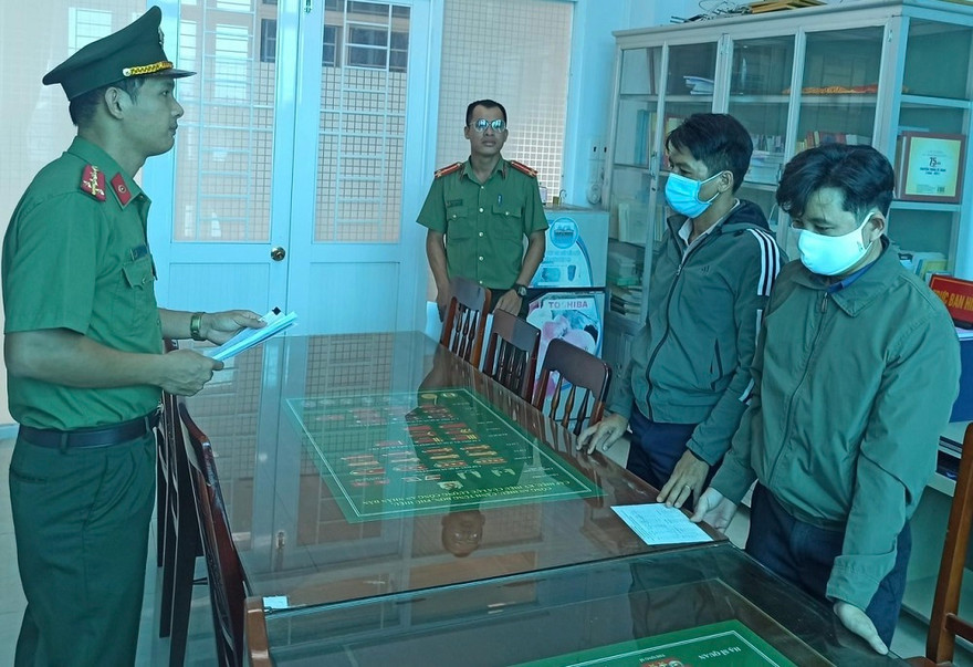 Hai anh em ruột Nguyễn Thanh Lâm và Nguyễn Thái Dương tại cơ quan công an. Ảnh: CACC