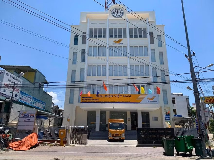 Bưu điện tỉnh Quảng Ngãi. Ảnh: Nguyễn Ngọc