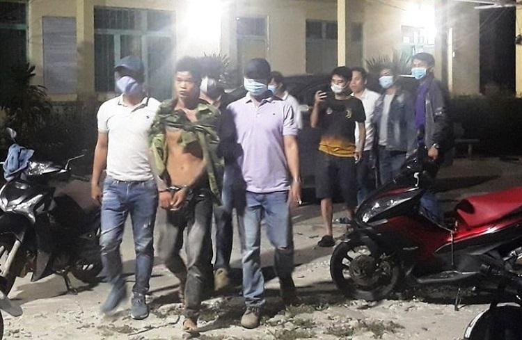 Lê Văn Hải bị lực lượng chức năng bắt giữ khi đang lẫn trốn ở khu vực núi Đá Bạc, huyện Bình Sơn, tỉnh Quảng Ngãi. Ảnh: CA