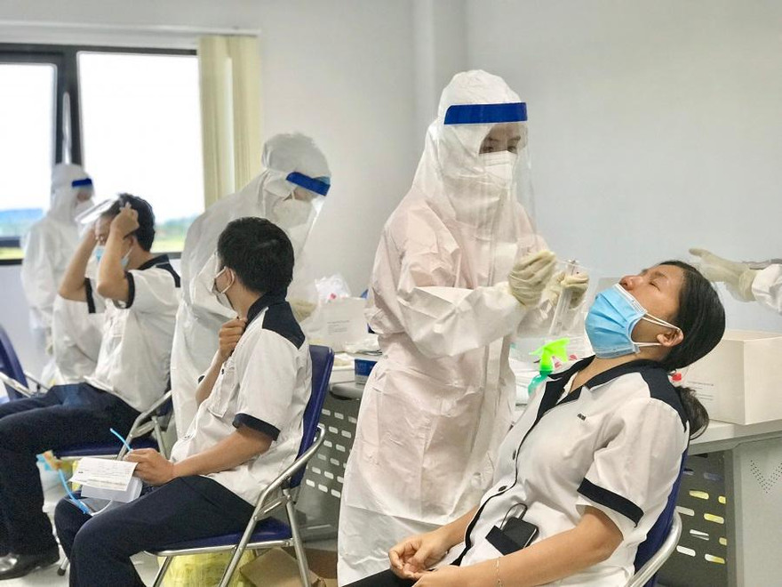 Nếu các doanh nghiệp không tổ chức xét nghiệm 100% cho công nhân, người lao động sẽ xem xét cho dừng hoạt động. Ảnh: Nguyễn Ngọc 