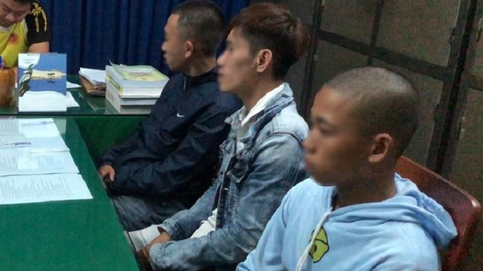 Nhóm đối tượng truy đuổi 5 cô gái. (Ảnh: Công an Mộ Đức).