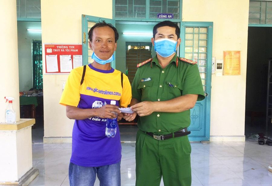 Công an phường Phổ Vinh và trạm CSGT Đức Phổ hỗ trợ tiền cho anh Thắng về quê. Ảnh (CA)