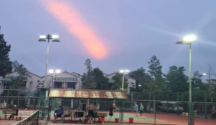 Vệt sáng đỏ như sao băng. Ảnh: L.T.M