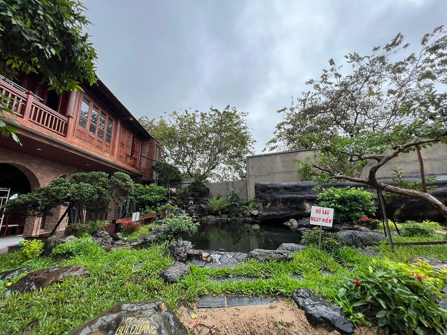 Hạng mục hồ cá xây trái phép trong khu biệt phủ.