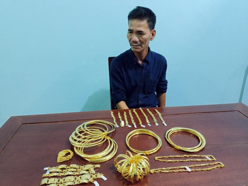 Đối tượng Nguyễn Hoàng cùng số vàng trộm. Ảnh: Văn Nam