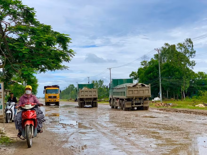 Xe quá tải “cày nát” tuyến đường nối KKT Dung Quất - Chu Lai.