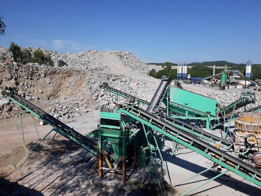 Trạm trộn bê tông trong đất rừng sản xuất của Công ty TNHH bê tông Trung Nam.