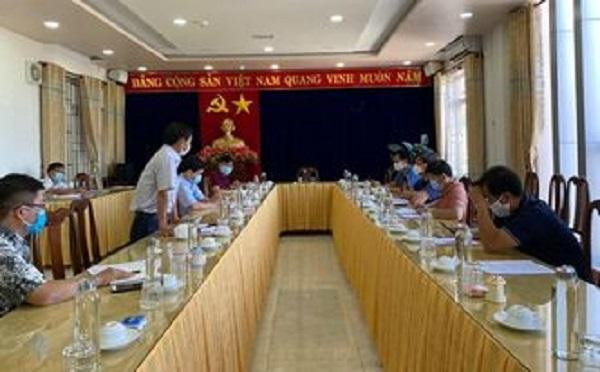 Thị xã Đức Phổ, tỉnh Quảng Ngãi dừng Hội nghị tiếp xúc cử tri, họp khẩn truy vết F1, F2 liên quan đến BN 3131 nhiễm COVID-19 ở TP. Đà Nẵng. Ảnh: Nguyễn Ngọc 