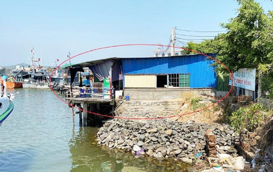 Công trình và phần diện tích lấn chiếm, san lấp trái phép ở khu vực mặt nước cảng Sa Kỳ của gia đình bà Cẩm để kinh doanh, làm nơi ở. Ảnh: Nguyễn Ngọc