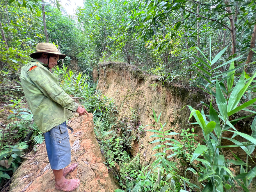 Thấp thỏm lo sạt lở dưới chân núi Cà Mon