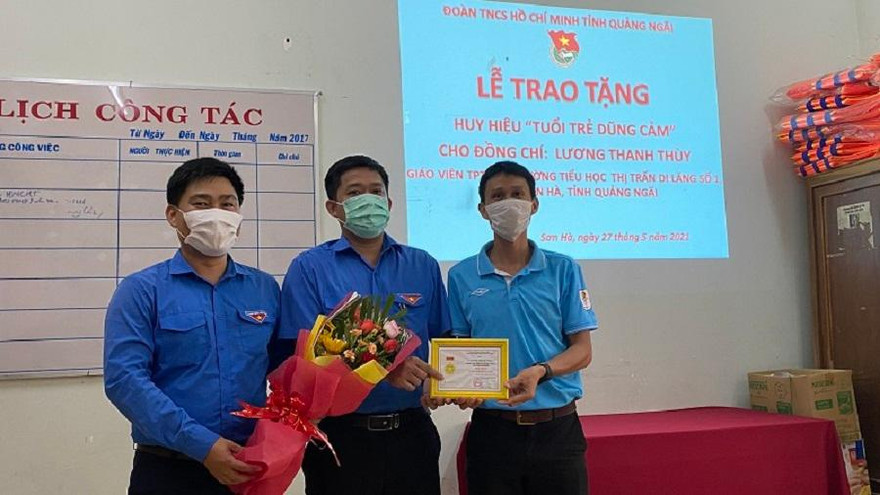 Anh Lương Thanh Thùy (phía ngoài cùng bên phải) được tặng Huy hiệu Tuổi trẻ dũng cảm. Ảnh: H.P
