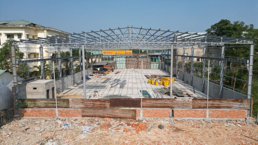 Ngoài thiếu hàng loạt thủ tục pháp lý, Công ty TNHH Thương mại Dịch vụ Tứ Hưng còn lấn chiếm hàng trăm m2 đất hành lang an toàn giao thông Quốc lộ 1A.