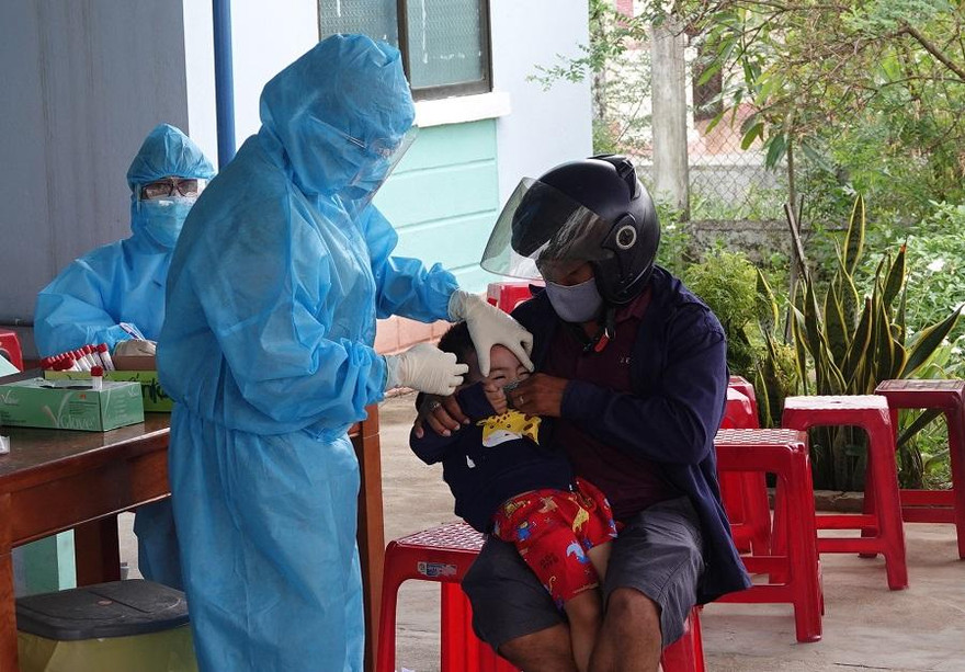 Lấy mẫu xét nghiệm SARS-CoV-2.