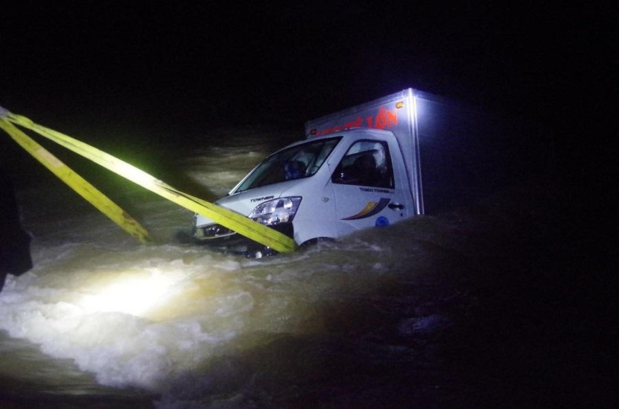 Khi lực lượng chức năng tiếp cận được chiếc xe tải thì bên trong không có người.