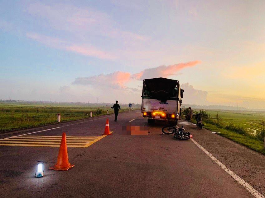 Đi tập thể dục buổi sáng, người phụ nữ ở Quảng Ngãi bị xe tải lùi cán chết thương tâm. Ảnh: CA