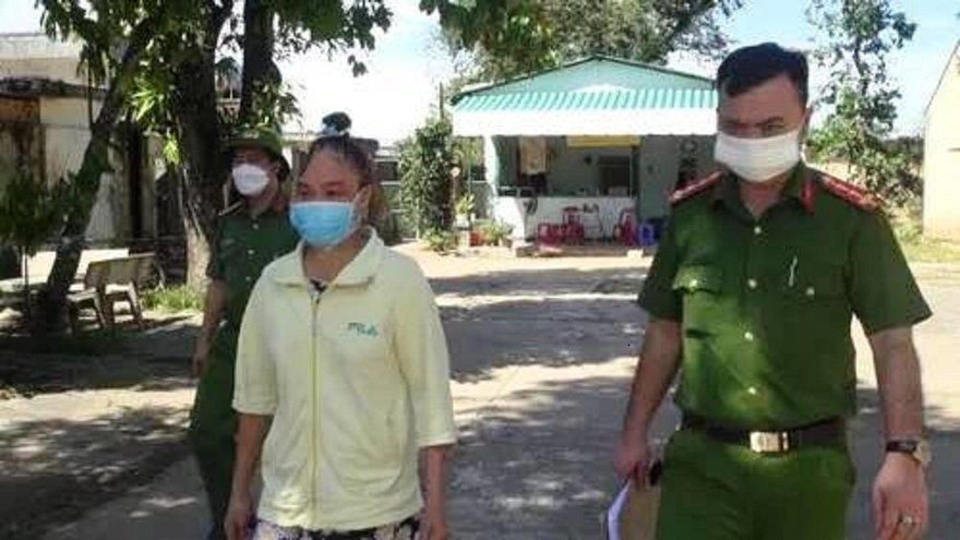 Sau khi giết chồng, bị can Hoanh dựng hiện trường giả, báo tin chồng bị giang hồ đòi nợ, sát hại. Ảnh: CA