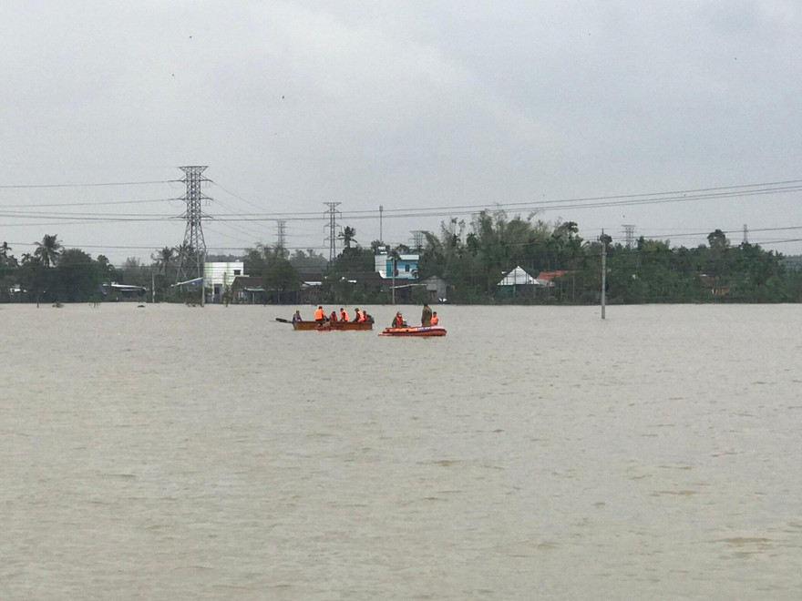 Lật ghe đánh cá giữa dòng nước lũ, 2 người nguy kịch, 1 nạn nhân mất tích