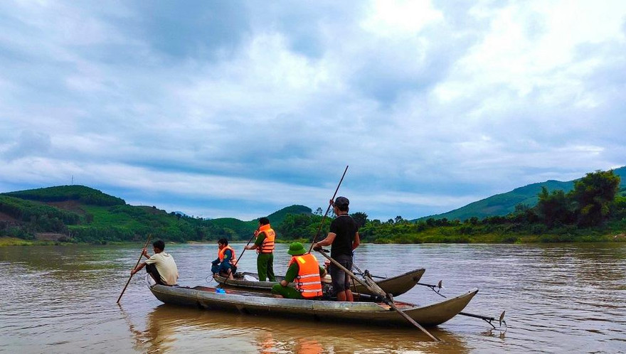 Lực lượng chức năng đang tìm cháu H. trên sông Trà Khúc.