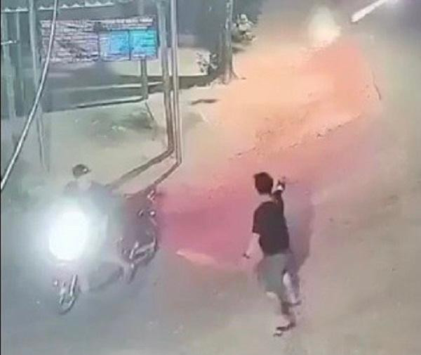 Hai thanh niên đi xe máy nổ nhiều phát súng vào nhóm người truy đuổi. Ảnh: Cắt từ clip.