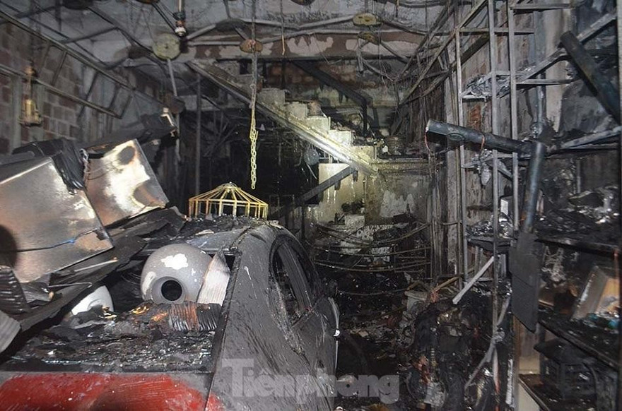 Bên trong ngôi nhà mọi thứ bị thiêu rụi. Ảnh: Nguyễn Ngọc