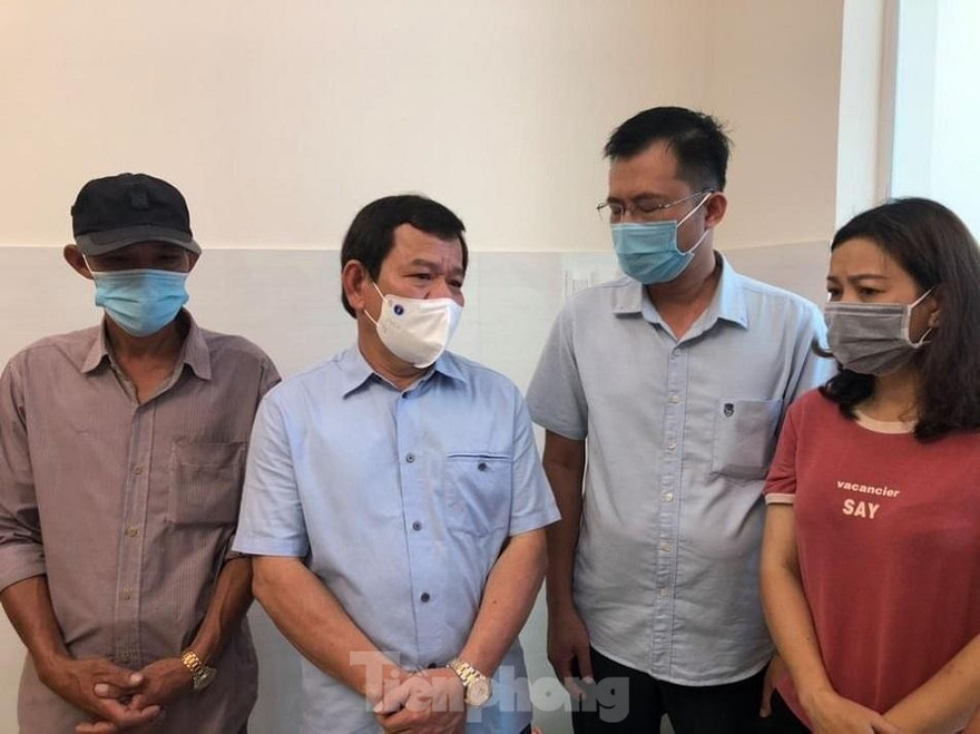 Chủ tịch UBND tỉnh Quảng Ngãi Đặng Văn Minh (thứ 2 từ trái sang phải) tại hiện trường vụ cháy khiến 4 người trong một gia đình thiệt mạng. 